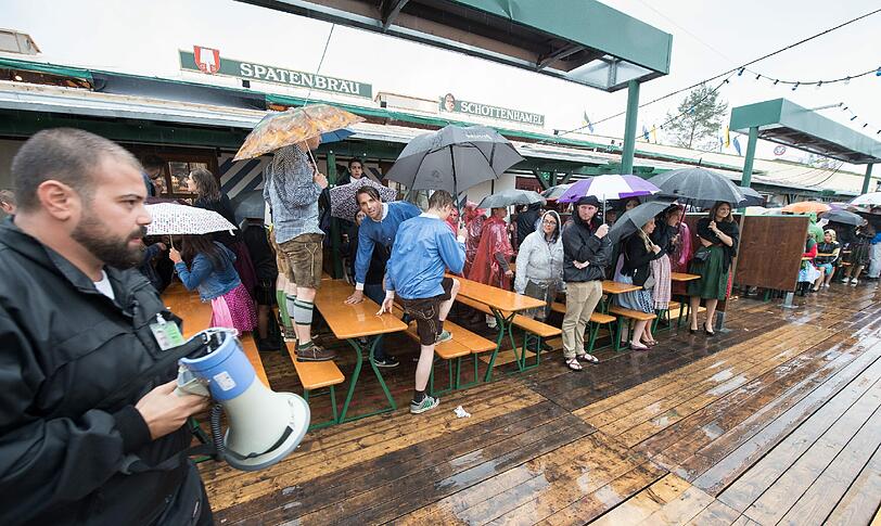 Der Regen bestimmt den Auftakt zum 183. Oktoberfest in München. Erste Wiesnfans standen trotzdem seit 7 Uhr vor den Zelten an.