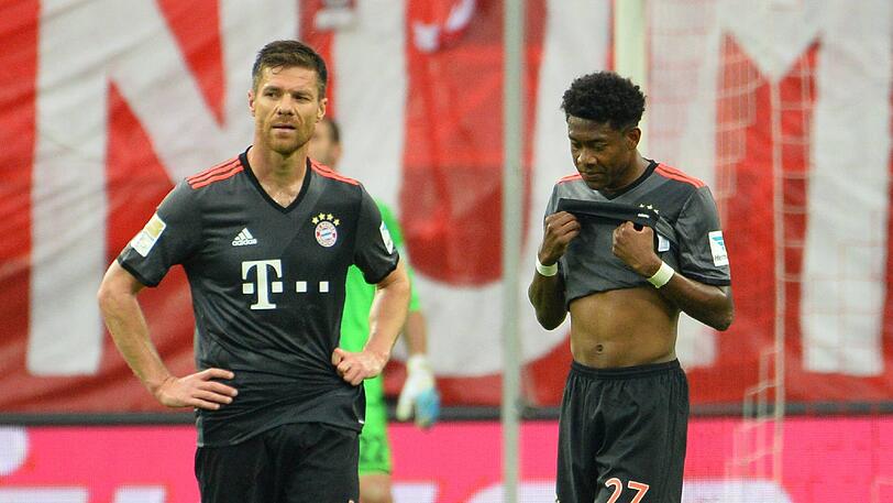 XABI ALONSO (l.)  NOTE 5: 
Senor Alonso hatte eine großartige Karriere, unbestritten. Aber vorsichtig formuliert hat der 35-Jährige genau den richtigen Zeitpunkt erwischt, um seine Karriere nun zu beenden. Kam gegen RB wiederholt zu spät, exemplarisch bei Sabitzers Kopfball zum 0:1. Verlor Bälle und verursachte gegen Forsberg den Elfmeter zum 1:2. Verschuldete das 1:3, fälschte den Ball ab &ndash; ein rabenschwarzer Tag. Weil Gelb-Rot-gefährdet nach 61 Minuten ausgewechselt.