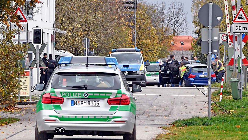 Zwei maskierte Männer bedrohten in einer Bäckerei in Höhenkirchen-Siegertsbrunn eine Verkäuferin und nahmen mehrere hundert Euro Bargeld mit.