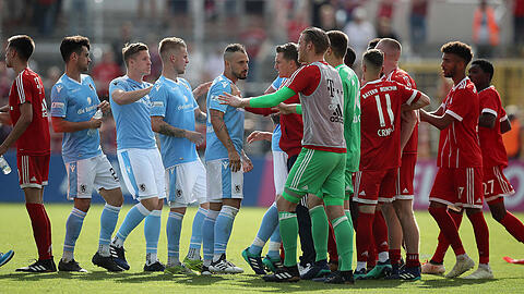 Lässt sich zu einem Handgemenge hinreißen: Timo Gebhart (Mi.) vom TSV 1860 im Derby gegen den FC Bayern II. Klicken Sie sich durch die Bilder des Disputs.