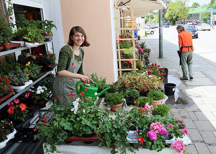 Die Blumen an der Verdistraße brauchen flüssige Nahrung.
