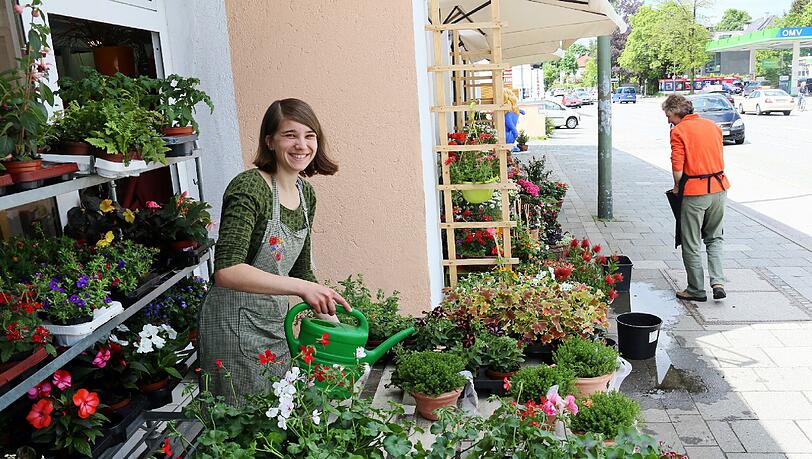 Die Blumen an der Verdistraße brauchen flüssige Nahrung. Die Blumen an der Verdistraße brauchen flüssige Nahrung.