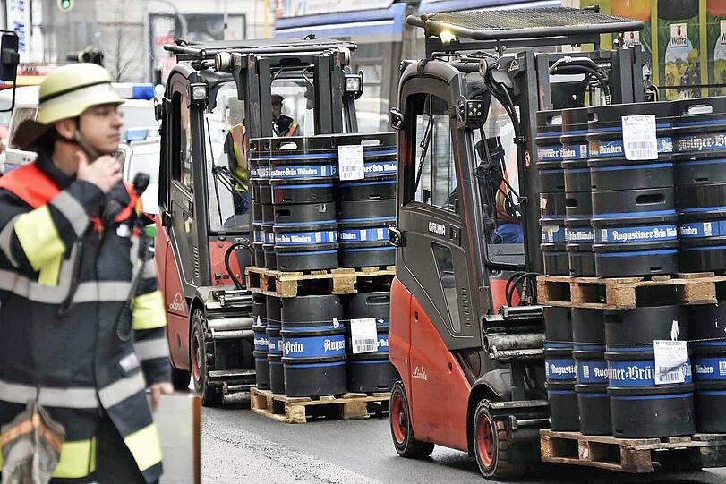 Die Feuerwehr musste dem havarierten Lkw wieder auf die Straße helfen. Die Bilder vom Einsatz am Montagvormittag.