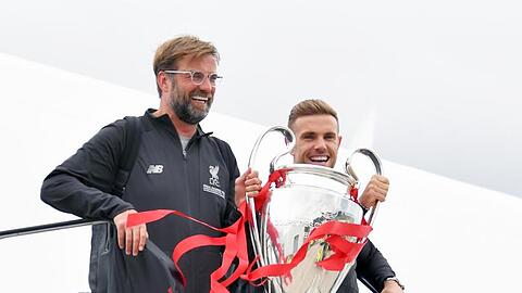 Jürgen Klopp und Jordan Henderson kommen mit der Trophäe am John Lennon Flughafen in Liverpool an.