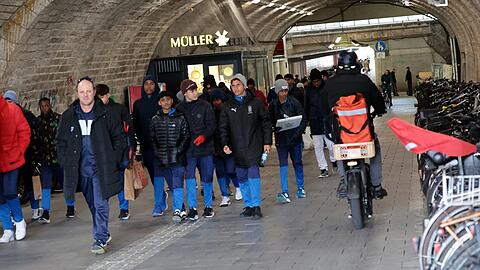 Über den knappen Platz, den sie sich teilen müssen, geraten Fußgänger und Radfahrer vor allem zu Stoßzeiten immer wieder in Konflikt. Dass Bodenschwellen die Situation entschärfen können, glaubt allerdings nicht jeder.