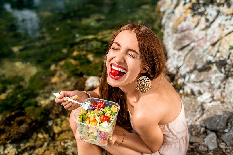 F&uuml;r das cremige Hanfsamen-Dressing zerkleinern Sie 85 Gramm Hanfsamen, 180 Milliliter Joghurt, den Saft einer Zitrone, einen Teel&ouml;ffel Knoblauchpulver, zwei Teel&ouml;ffel getrockneten Dill und einen Teel&ouml;ffel Salz in einen Mixer. P&uuml;rieren Sie alles, bis es eine glatte, cremige Konsistenz annimmt. Dann mischen Sie die noch warmen Nudeln unter das Gem&uuml;se und r&uuml;hren das Dressing ein. Der TikTok-Nudelsalat eignet sich perfekt als To-Go-Mahlzeit.