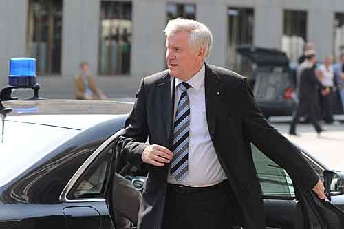 &bdquo;Es war sehr knapp&ldquo;, sagt Horst Seehofer. Hinter seinem Wagen fuhren seine Leibwächter &ndash; auch sie blieben unverletzt.