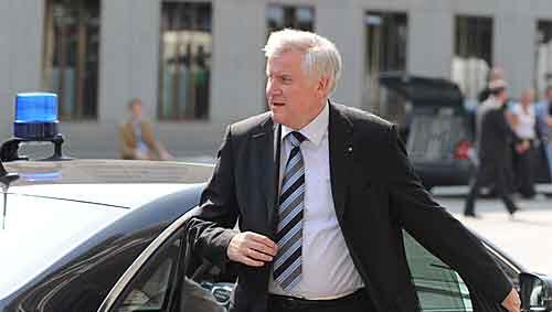 „Es war sehr knapp“, sagt Horst Seehofer. Hinter seinem Wagen fuhren seine Leibwächter – auch sie blieben unverletzt. „Es war sehr knapp“, sagt Horst Seehofer. Hinter seinem Wagen fuhren seine Leibwächter – auch sie blieben unverletzt.