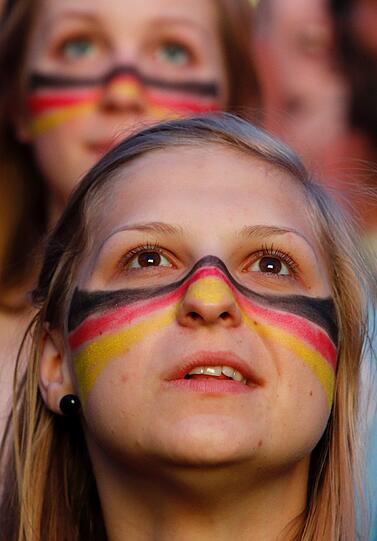 Tränen, Trauer, Tragik: Nach dem Halbfinal-K.o. gegen Italien können es viele Fans nicht fassen, dass der Traum vom EM-Titel vorbei ist. Die Bilder
