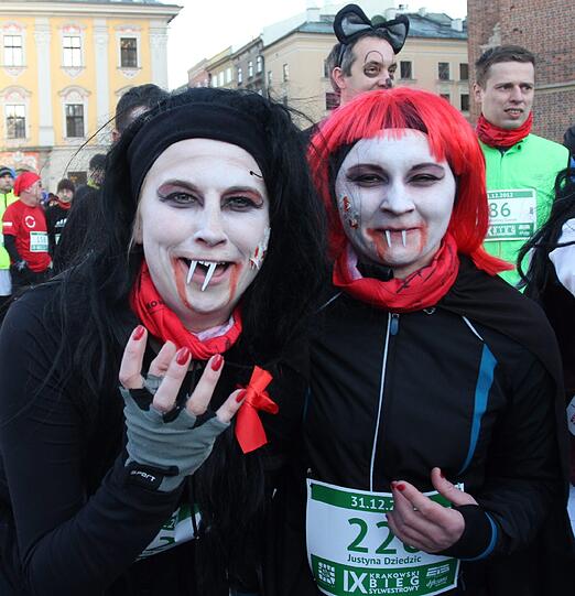 Laufen und Saugen. Das ist das Motto dieser beiden Vampir-Läufer beim Krakauer Silvester-Lauf.