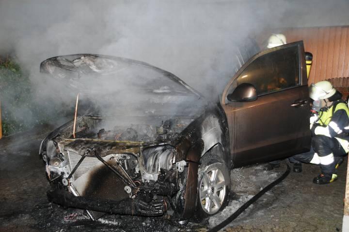 Feuerteufel am Werk: Ein abgebranntes Auto in Pentling.