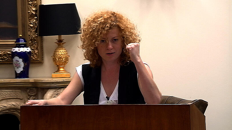 Lucy liegen da eher die Rechte von Homosexuellen am Herzen.