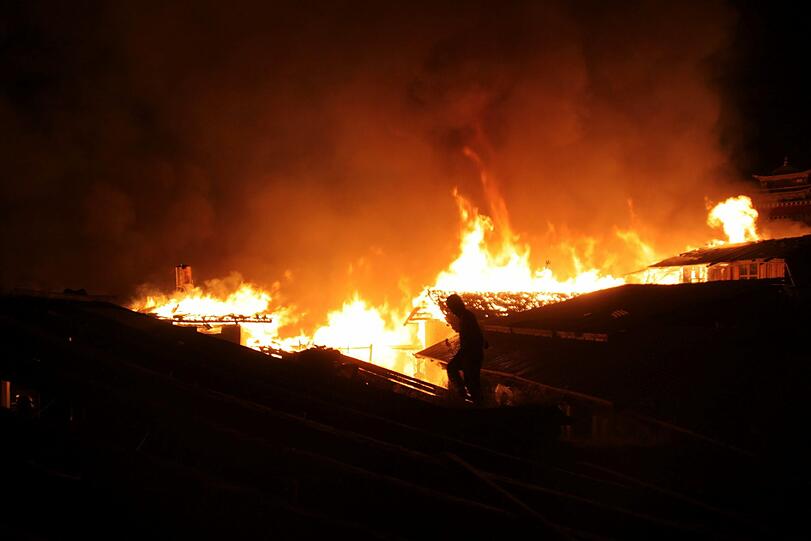 Ein gewaltiges Feuer vernichtet Teile der historischen Stadt Dukezong. Foto: Li Shanming
