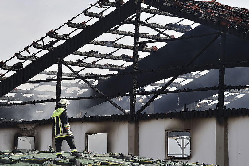 Die Lagerhalle bei Fürstenfeldbruck ist komplett abgebrannt.