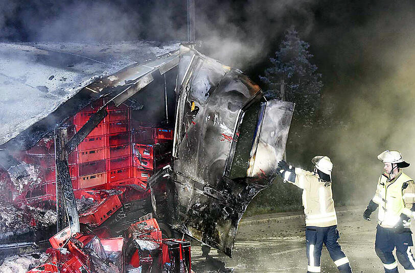 Auf der Staatsstraße bei Aying ist am Donnerstagmorgen ein Fleischtransporter völlig ausgebrannt. Die Bilder.