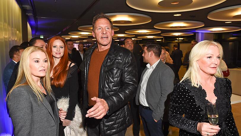 Barbara Maier und Klemens Hallmann mit Arnold Schwarzenegger und Gastgeber Jürgen Höller mit Frau Kerstin Höller und Ralf Möller.