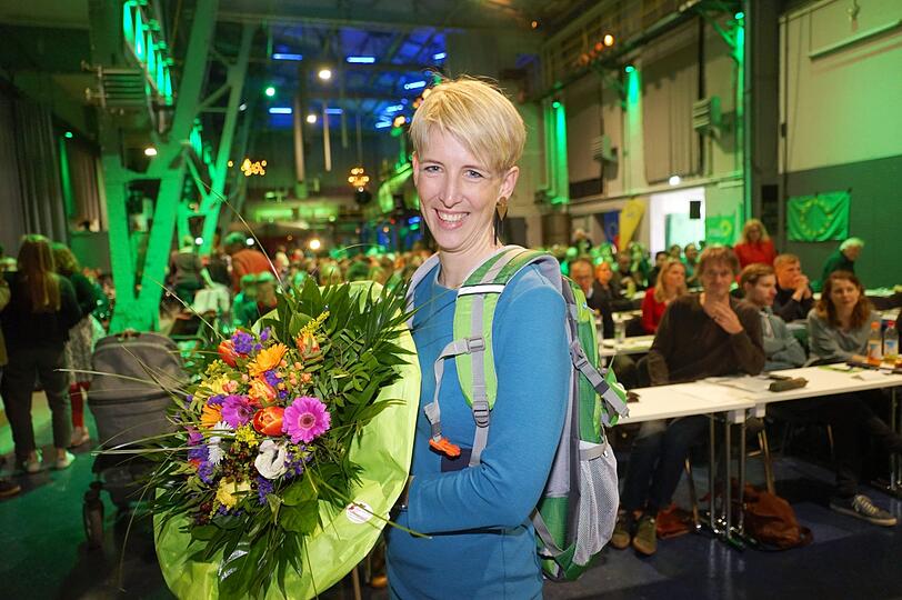 Zur OB-Kandidatin gekürt und beschenkt mit Blumen und grünem Rucksack: Katrin Habenschaden.