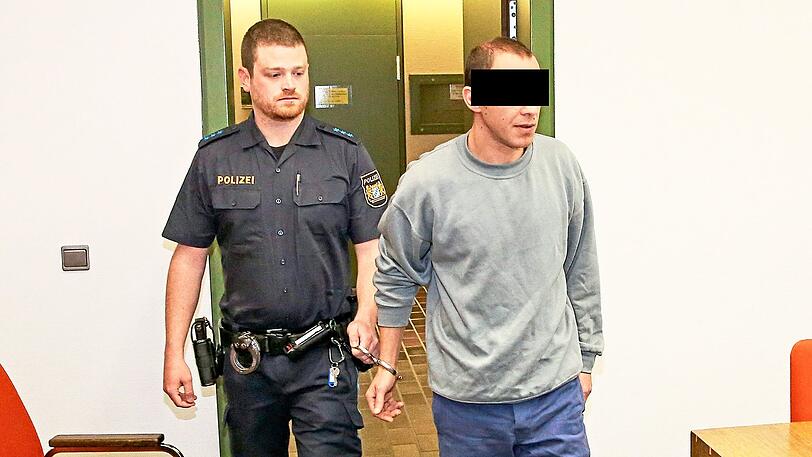 Versuchter Totschlag: Der Angeklagte Constantin N. wird in den Gerichtssaal geführt.