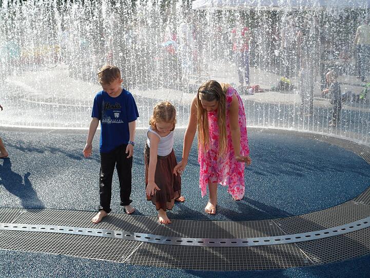 Feucht-fröhliche Brunnen-Eröffnung an den Pasing Arcaden: Vor allem die Kinder hatten einen Riesenspaß - aber auch Erwachsene und sogar Hunde waren angetan.