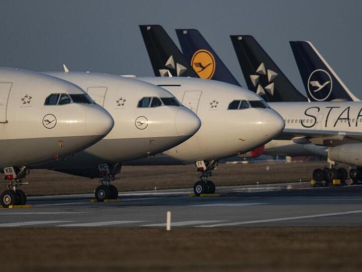 Bis auf weiteres außer Dienst gestellte Passagiermaschinen der Lufthansa auf der Landebahn Nordwest am Flughafen Frankfurt/Main.