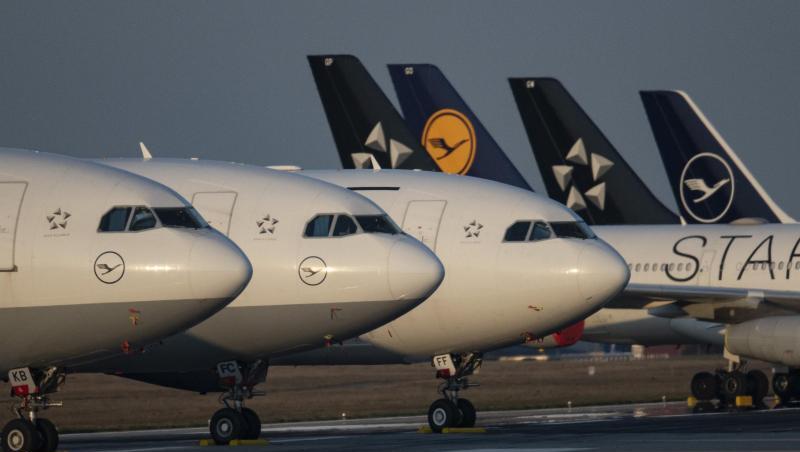 Bis auf weiteres außer Dienst gestellte Passagiermaschinen der Lufthansa auf der Landebahn Nordwest am Flughafen Frankfurt/Main.