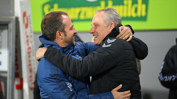 Sie schätzen sich: Bayern-Trainer Hansi Flick (links) und Freiburgs Coach Christian Streich im August 2019.