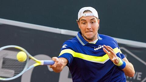 Jan-Lennard Struff spielt eine Vorhand.