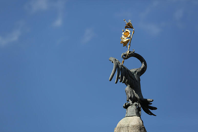 Dieser Vogel ziert die Gebsattelbrücke - es ist übrigens ein Reiher.