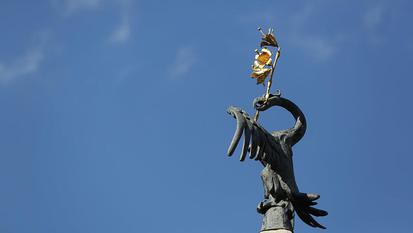 Dieser Vogel ziert die Gebsattelbrücke - es ist übrigens ein Reiher.