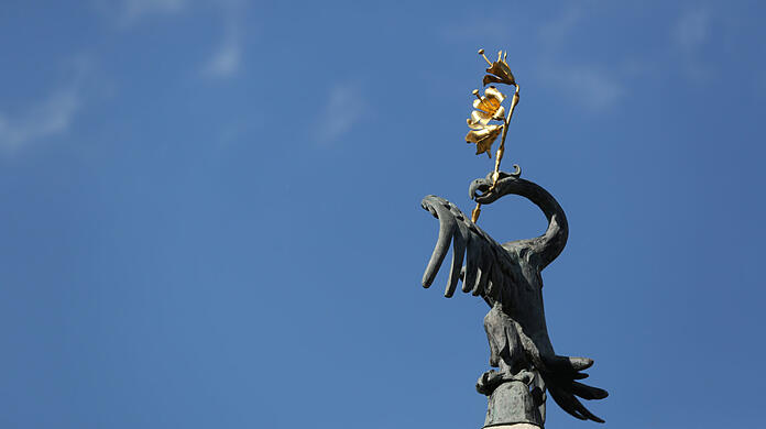 Dieser Vogel ziert die Gebsattelbrücke - es ist übrigens ein Reiher.