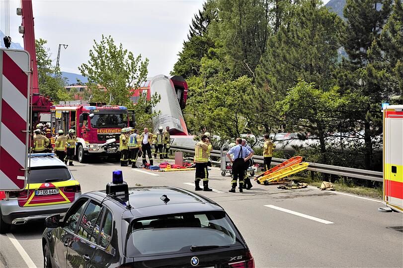 Einsatzkräfte am Unglücksort.