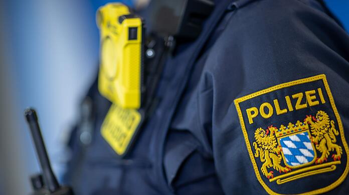 Eine Polizistin trägt ein Abzeichen der bayerischen Polizei.