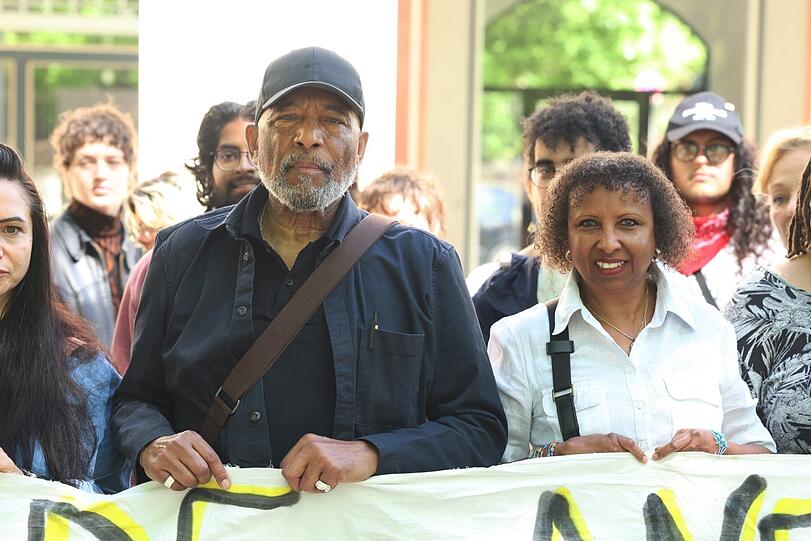 Ron Williams und Fadumo Korn vor der Galerie mit den Nuba-Bildern im Hofgarten.
