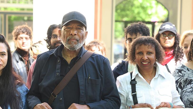 Ron Williams und Fadumo Korn vor der Galerie mit den Nuba-Bildern im Hofgarten. Ron Williams und Fadumo Korn vor der Galerie mit den Nuba-Bildern im Hofgarten.