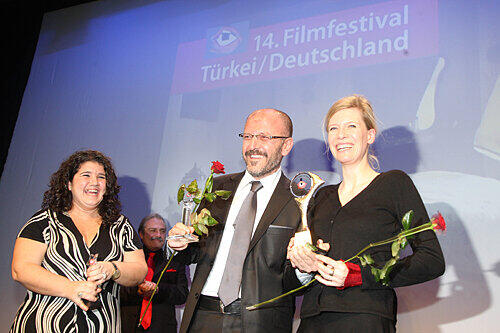 Siegerlächeln in der Tafelhalle: Ayca Damgaci (li., &bdquo;Beste Schauspielerin&ldquo;), Atalay Tasdiken und Ina Weisse (2x &bdquo;Bester Film&ldquo;).