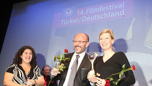 Siegerlächeln in der Tafelhalle: Ayca Damgaci (li., „Beste Schauspielerin“), Atalay Tasdiken und Ina Weisse (2x „Bester Film“). Siegerlächeln in der Tafelhalle: Ayca Damgaci (li., „Beste Schauspielerin“), Atalay Tasdiken und Ina Weisse (2x „Bester Film“).
