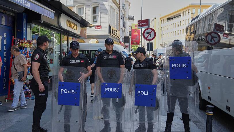 Türkische Polizisten stehen in einer Sicherheitslinie während des jährlichen LGBTQ+ Pride Marsches.