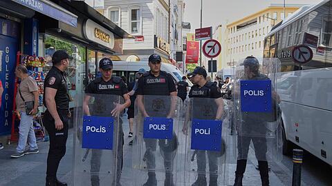 Türkische Polizisten stehen in einer Sicherheitslinie während des jährlichen LGBTQ+ Pride Marsches.