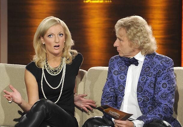 Monika Gruber zu Gast bei "Wetten, dass..?". Am 8. Oktober 2011 präsentierte die Kabarettistin ein Show-Programm, das so gar nicht nach Plan lief.