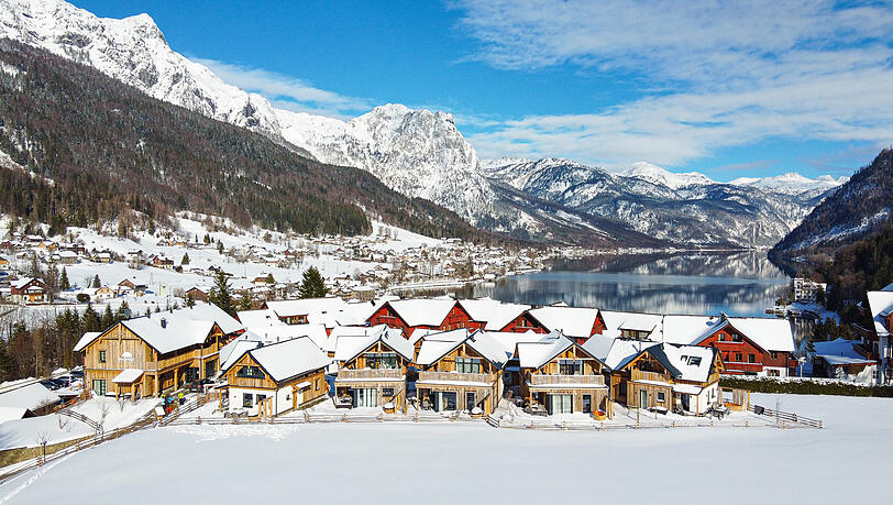 Das Mondi-Resort am Grundlsee bietet ein Panorama mit Bergen und den See.