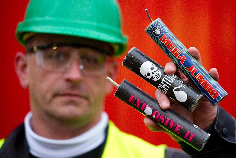 Besonders gefährliche Marken sind unter anderem die "Cobra" aus Österreich oder "La Bomba" und "Colour Salute" aus Polen oder Tschechien. "La Bomba" hat 2,9 Gramm Netto-Explosivstoff, das ist sehr viel: Wenn man das in der Faust hält und anzündet, zerfetzt es einem buchstäblich die Hand.