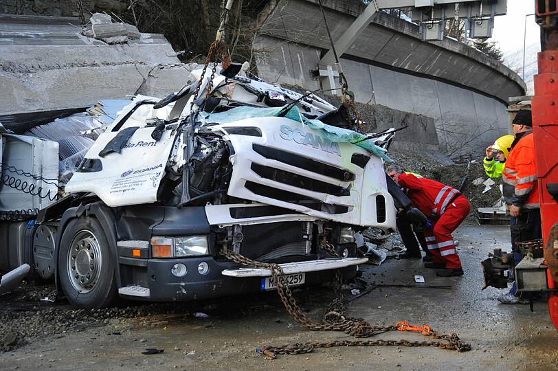 Der große Scania-Truck ist vollkommen platt.