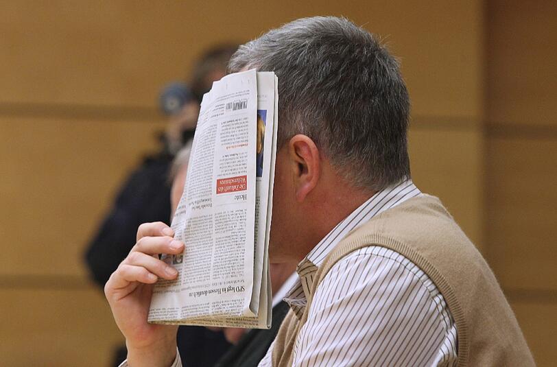 Der katholische Pfarrer Michael W. sitzt am 24.09.2013 im Landgericht Würzburg auf der Anklagebank. Laut Anklage soll er in den 1990er-Jahren den Sohn seiner Haushälterin missbraucht haben.