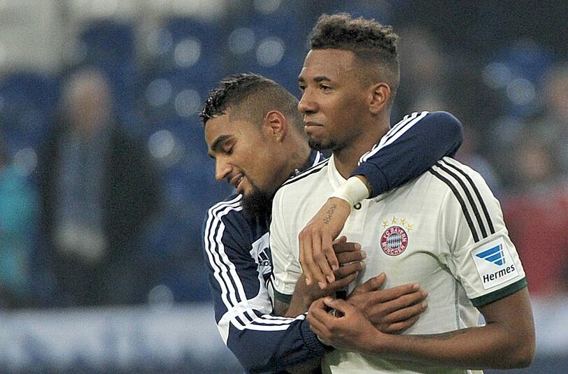 Jérôme Boateng (r.) vom FC Bayern München mit seinem Halbbruder Kevin-Prince Boateng (FC Schalke 04).