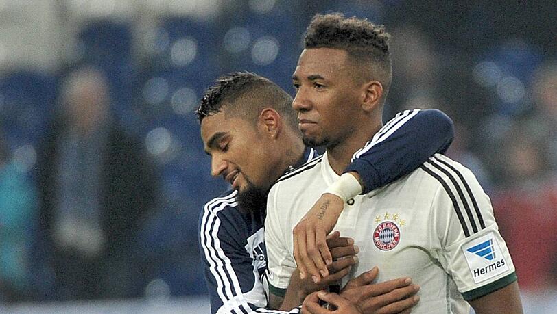 Jérôme Boateng (r.) vom FC Bayern München mit seinem Halbbruder Kevin-Prince Boateng (FC Schalke 04). Jérôme Boateng (r.) vom FC Bayern München mit seinem Halbbruder Kevin-Prince Boateng (FC Schalke 04).