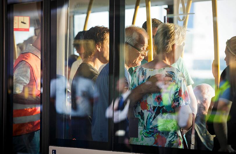 Verwandte der Opfer werden am Schiphol Flughafen in Amsterdam an einen anderen Ort transportiert, wo sie weitere Informationen erhalten sollen.