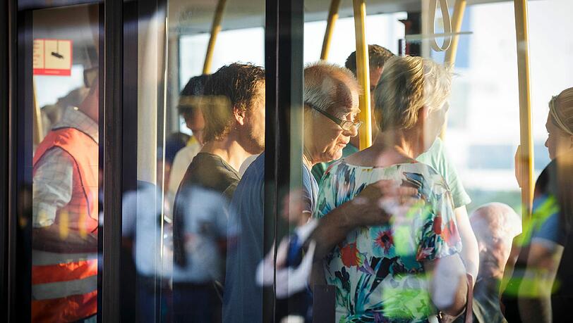 Verwandte der Opfer werden am Schiphol Flughafen in Amsterdam an einen anderen Ort transportiert, wo sie weitere Informationen erhalten sollen. Verwandte der Opfer werden am Schiphol Flughafen in Amsterdam an einen anderen Ort transportiert, wo sie weitere Informationen erhalten sollen.