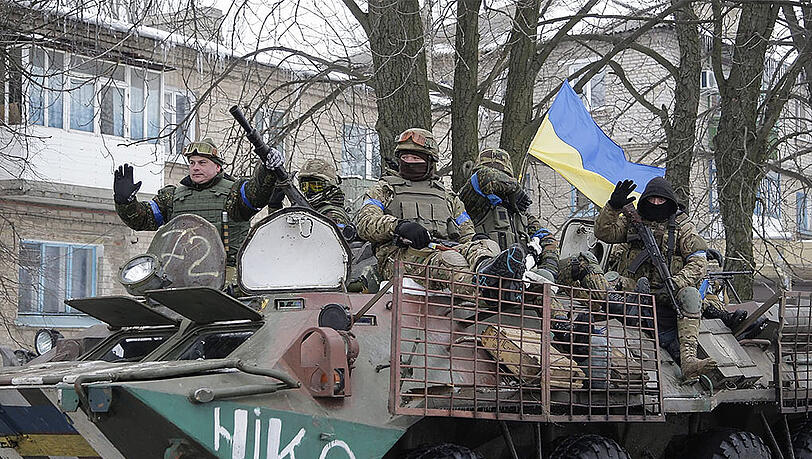 Weiterhin finden schwere Kämpfe zwischen Regierungstruppen und Separatisten statt. Putin und Poroschenko verhandeln währenddessen über diplomatische Lösungen. Weiterhin finden schwere Kämpfe zwischen Regierungstruppen und Separatisten statt. Putin und Poroschenko verhandeln währenddessen über diplomatische Lösungen.