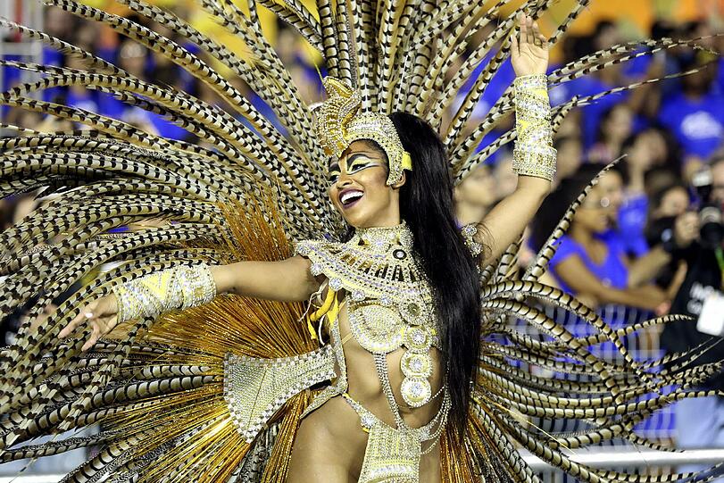 In Sao Paolo starteten die ersten Sambaschulen den Wettlauf um die besten Kostüme und die Plätze für den großen Umzug ins Sambadromo