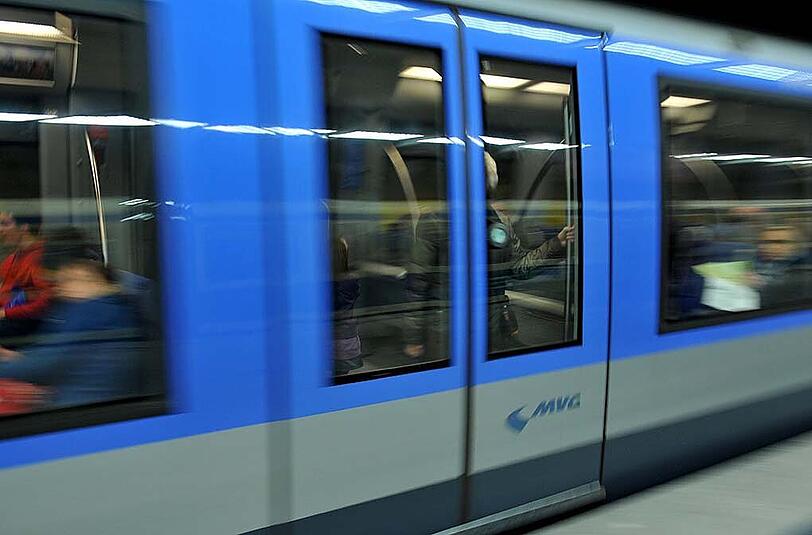 Etwa eine Stunde lang verkehrten die U-Bahnen der Linien U3 und U6 nur eingeschränkt. Ein Schienenersatzverkehr mit Bussen wurde eingerichtet. (Archivbild)